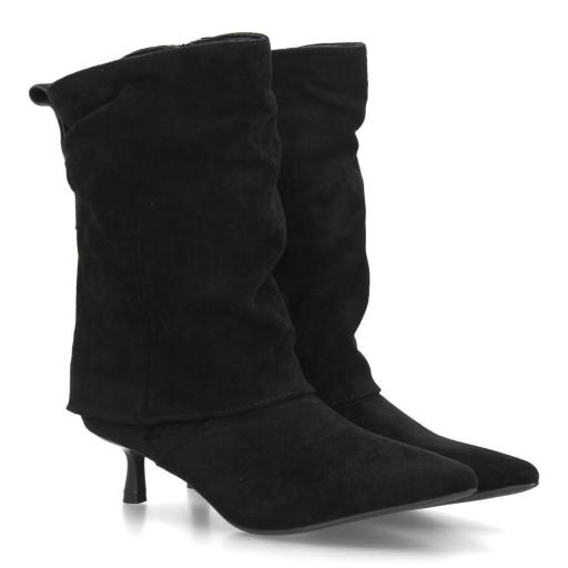Botas negras de mujer con caña fruncida, punta afilada y tacón fino. [3]