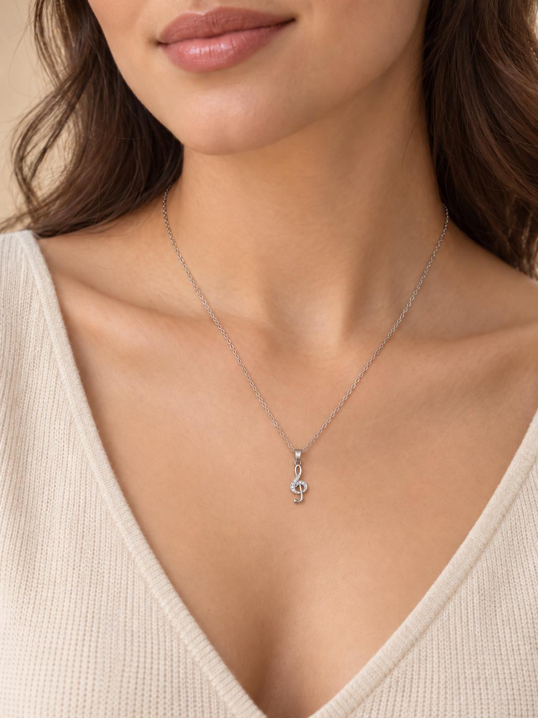 Collar clave de sol de acero plateado con brillos