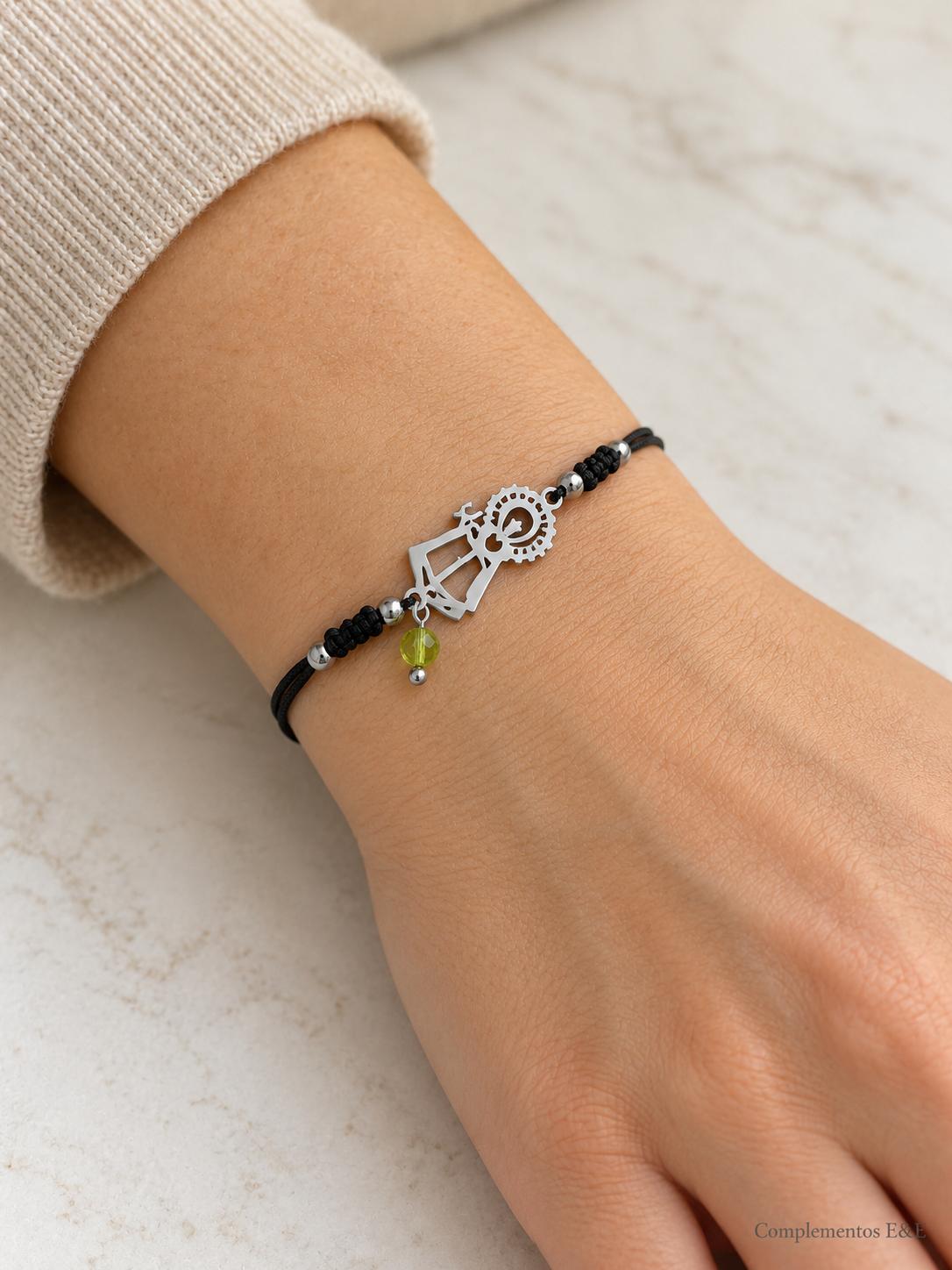 Pulsera de hilo negro ajustable con figura de la Virgen en acero plateado