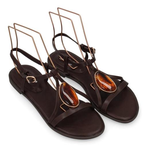 Sandalias planas marrones con detalle ámbar
