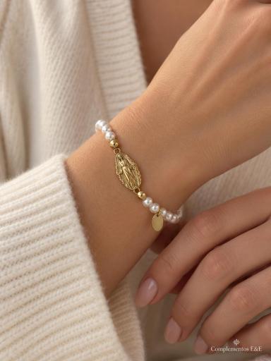 Pulsera elástica de cuentas blancas perladas con Virgen dorada [2]