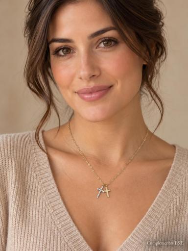 Collar dorado de cadena fina ajustable con dos pequeños colgantes de cruz [1]