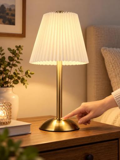 Lámpara recargable PRITECH con luz cálida en dormitorio acogedor [1]