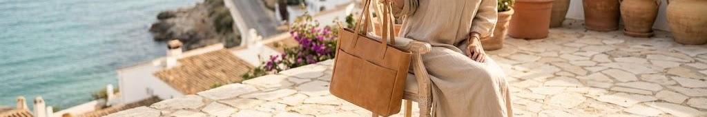 Bolso de mujer junto a un look sencillo de verano