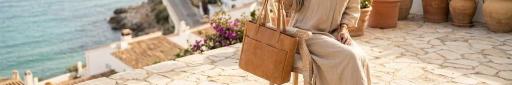 Bolso de mujer junto a un look sencillo de verano