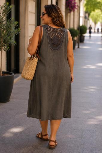 Vestido curvy kaki con bordado en la espalda [2]