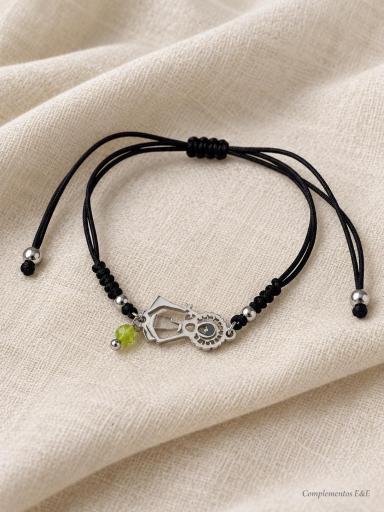 Pulsera negra con Virgen plateada y nudo corredizo [1]