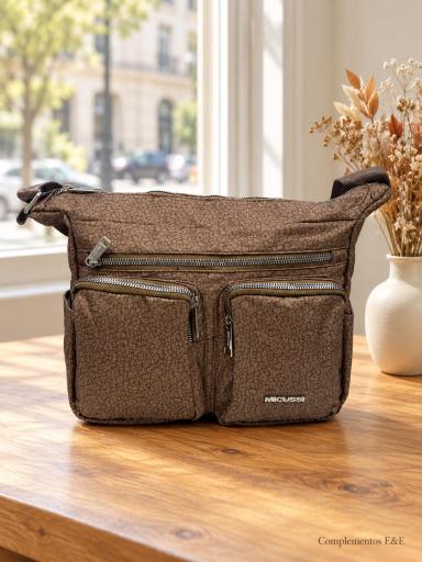 Bolso grande de mujer en tono marrón claro con tres bolsillos delanteros y cremalleras plateadas [2]