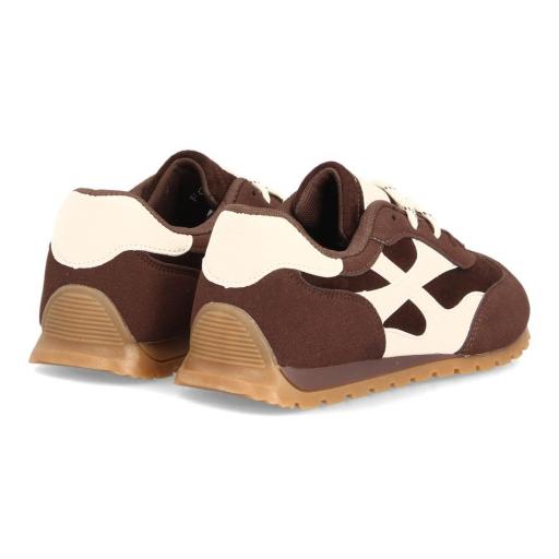 Zapatillas retro de mujer marrones y crema vistas desde atrás con suela fina [1]