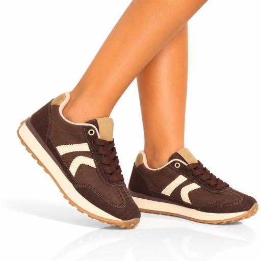 Deportivas de mujer marrones y crema con detalles laterales en contraste y suela flexible. [0]