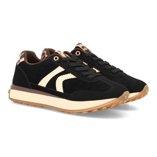 Zapatillas deportivas negras de mujer con franjas crema y detalle animal print en el talón. [3]