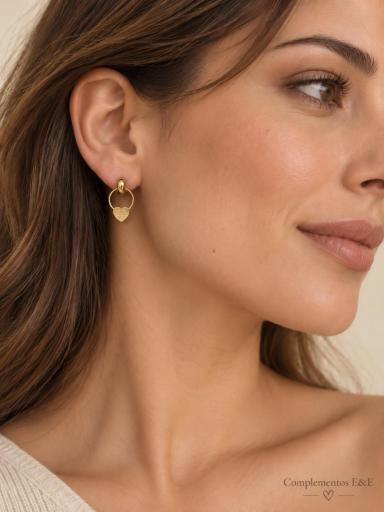 Pendientes de aro con corazón de acero dorado