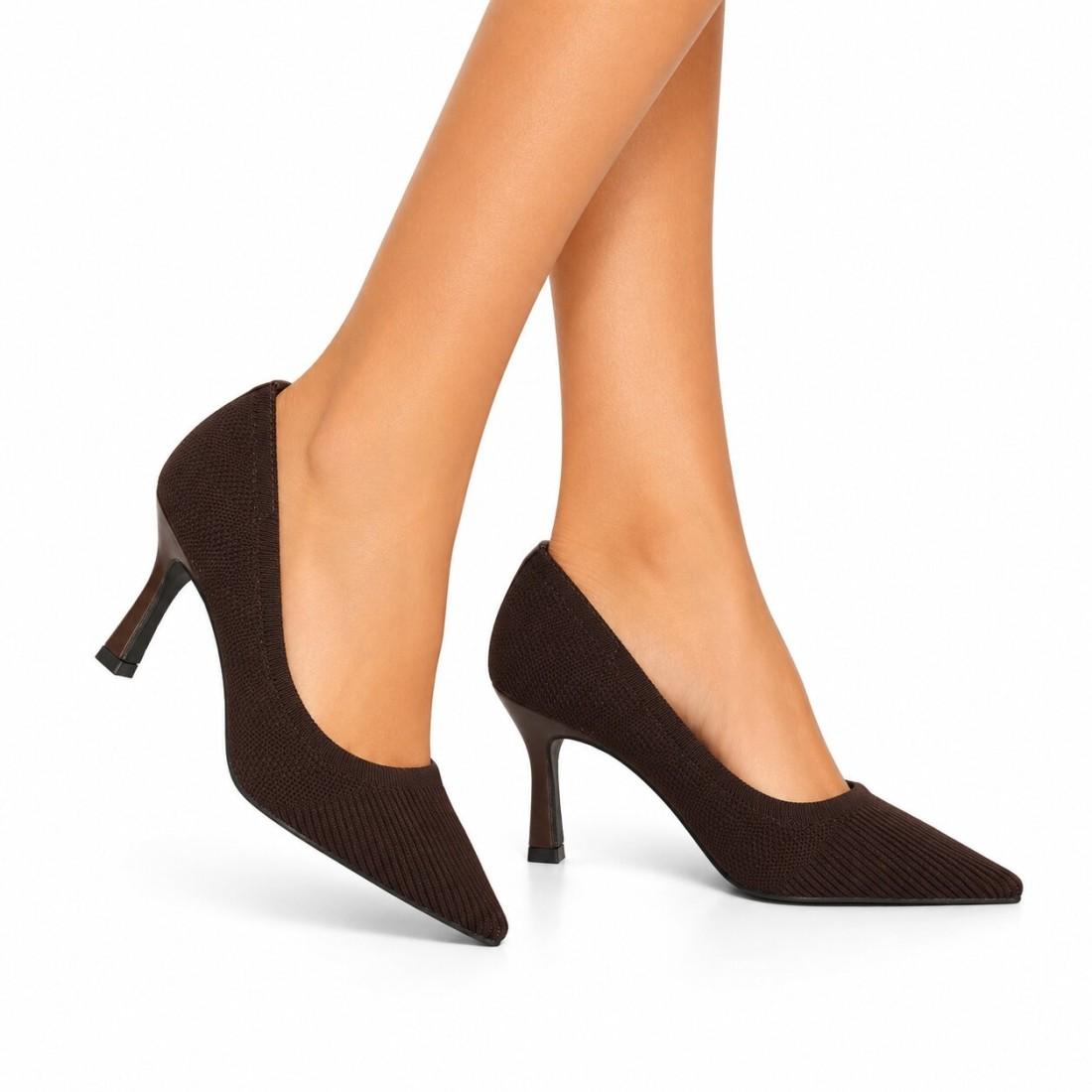 Zapatos de salón marrón chocolate con textura de punto y tacón fino