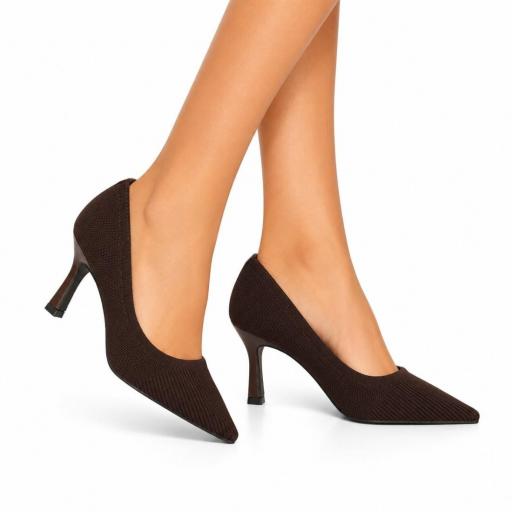 Zapatos de salón marrón chocolate con textura de punto y tacón fino