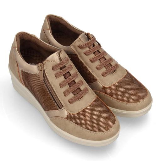 Zapatillas casual de mujer en beige con plataforma color crema y detalles metalizados [3]