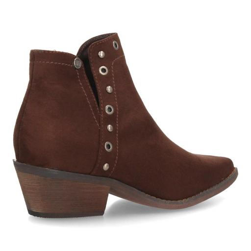 Botines marrones de mujer con tacón de bloque combinados con vaqueros azules. [1]