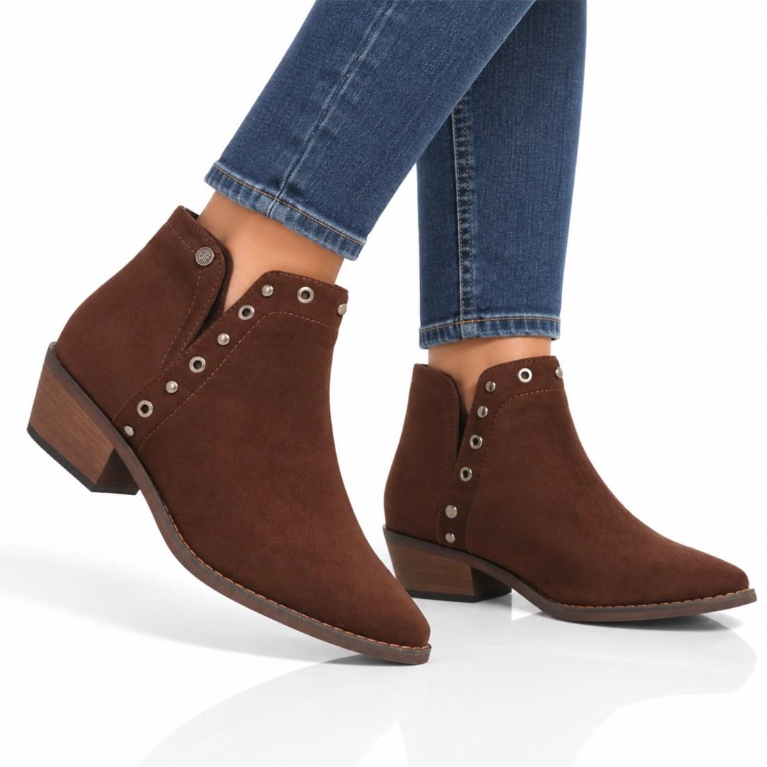 Botines de mujer marrón chocolate de antelina con tacón ancho y detalles metálicos.