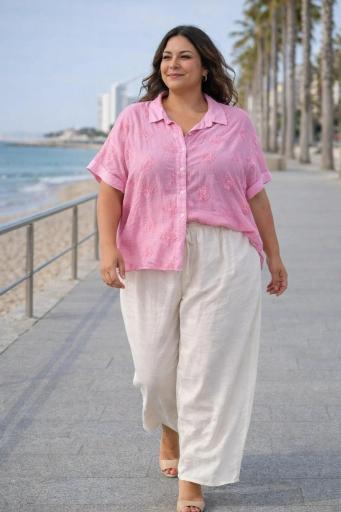 Pantalón curvy blanco ancho con cintura elástica combinado con camisa rosa look verano mujer [0]