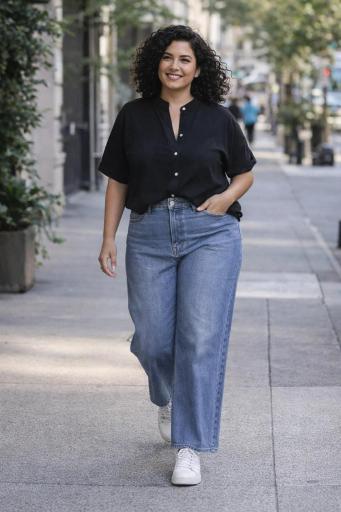 Camisa curvy negra manga corta combinada con jeans look casual moderno mujer [2]