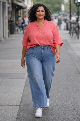 Camisa curvy coral manga corta fluida outfit casual con jeans mujer [3]