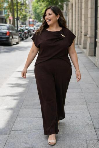 Conjunto dos piezas marrón chocolate curvy elegante con detalle en escote mujer