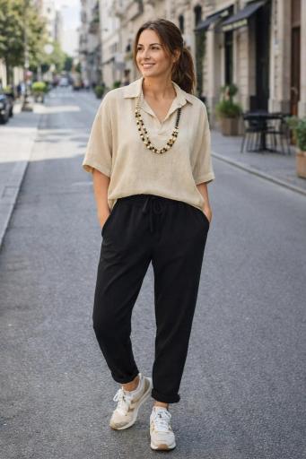 camiseta mujer manga corta cuello pico beige outfit con pantalon negro [1]