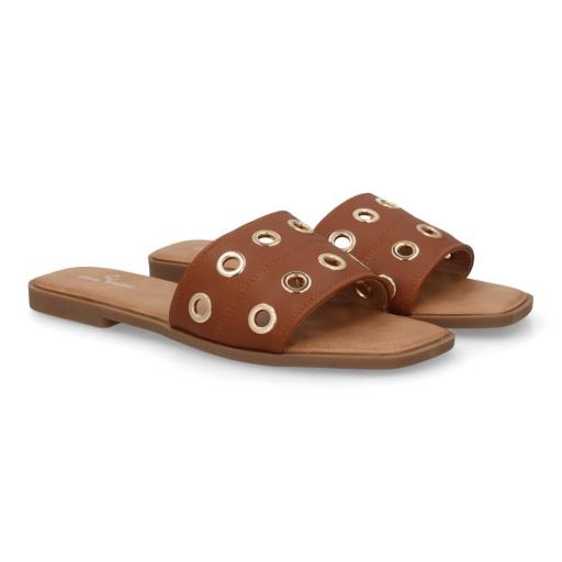 Sandalias planas mujer camel con tachas metálicas [2]