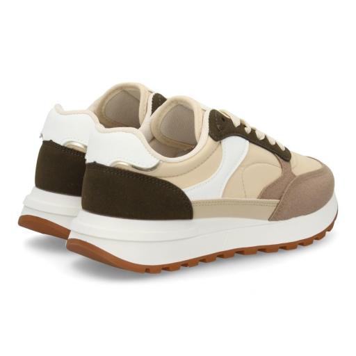 Vista trasera de zapatillas de mujer en tonos beige y verde caqui con suela ancha dentada [1]