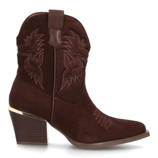 Botas camperas marrón chocolate de caña media con bordados decorativos. [1]