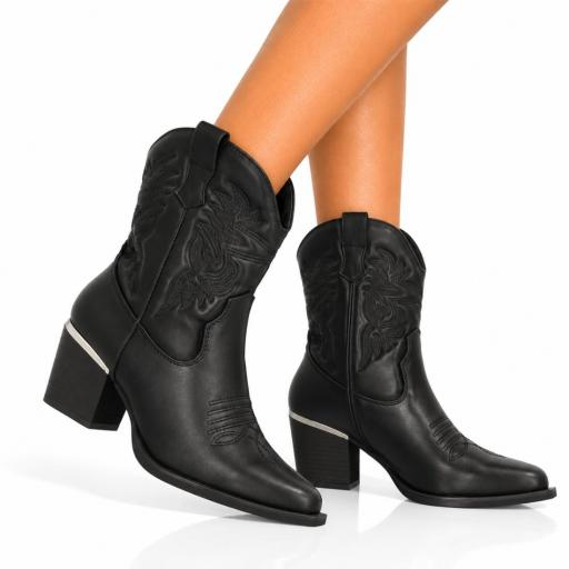 Botas cowboy negras de mujer con punta fina y tacón cuadrado.
