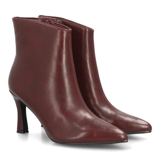 Botines de mujer burdeos de punta fina con tacón alto estilizado.