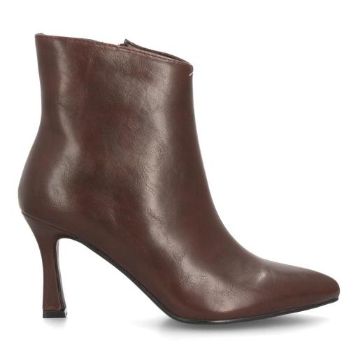 Botines marrones de mujer de diseño liso con punta fina y tacón elegante. [1]