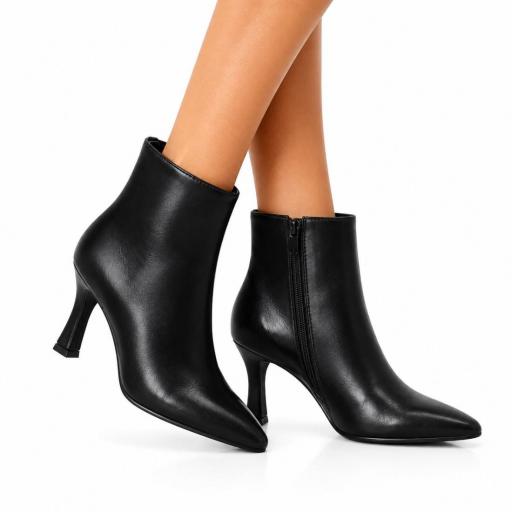 Botines negros de mujer con tacón alto, punta fina y cremallera lateral. [2]