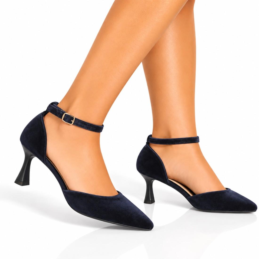 Zapatos de tacón azul marino con punta fina y cierre de hebilla al tobillo