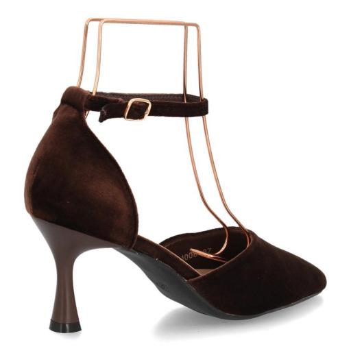 Zapatos de tacón marrón chocolate con talón cerrado y hebilla ajustable al tobillo [1]