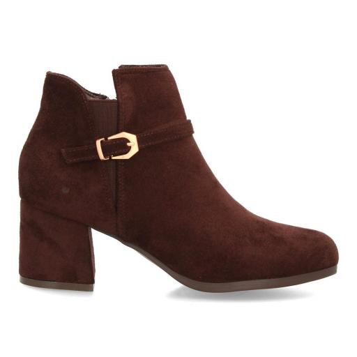 Botines de mujer marrón chocolate efecto ante con tacón ancho y hebilla dorada. [1]