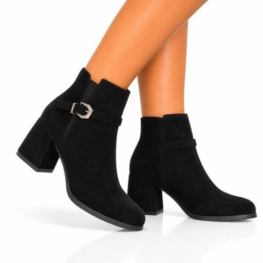 Botines negros de mujer con tacón ancho y hebilla metálica lateral.