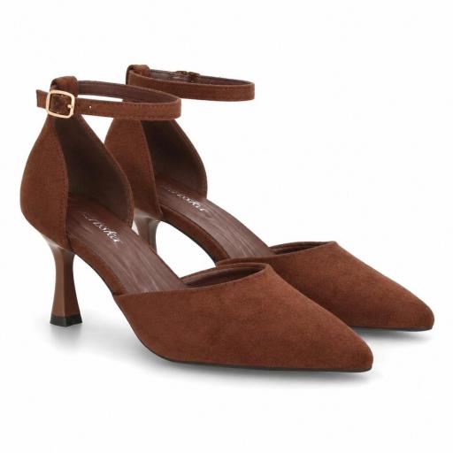 Zapatos de tacón fino marrones con acabado aterciopelado y cierre de hebilla [3]
