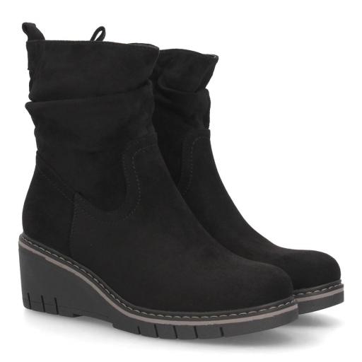 Botines negros de mujer con cuña y acabado efecto ante. [0]
