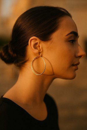 Aros XL: protagonistas con el pelo recogido.