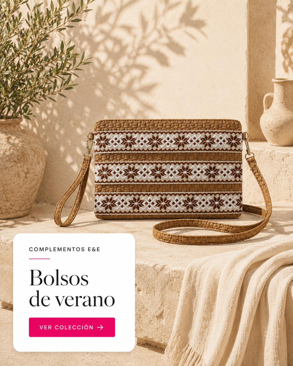 Bolso bandolera de verano en tonos beige y marrón con bordado geométrico.