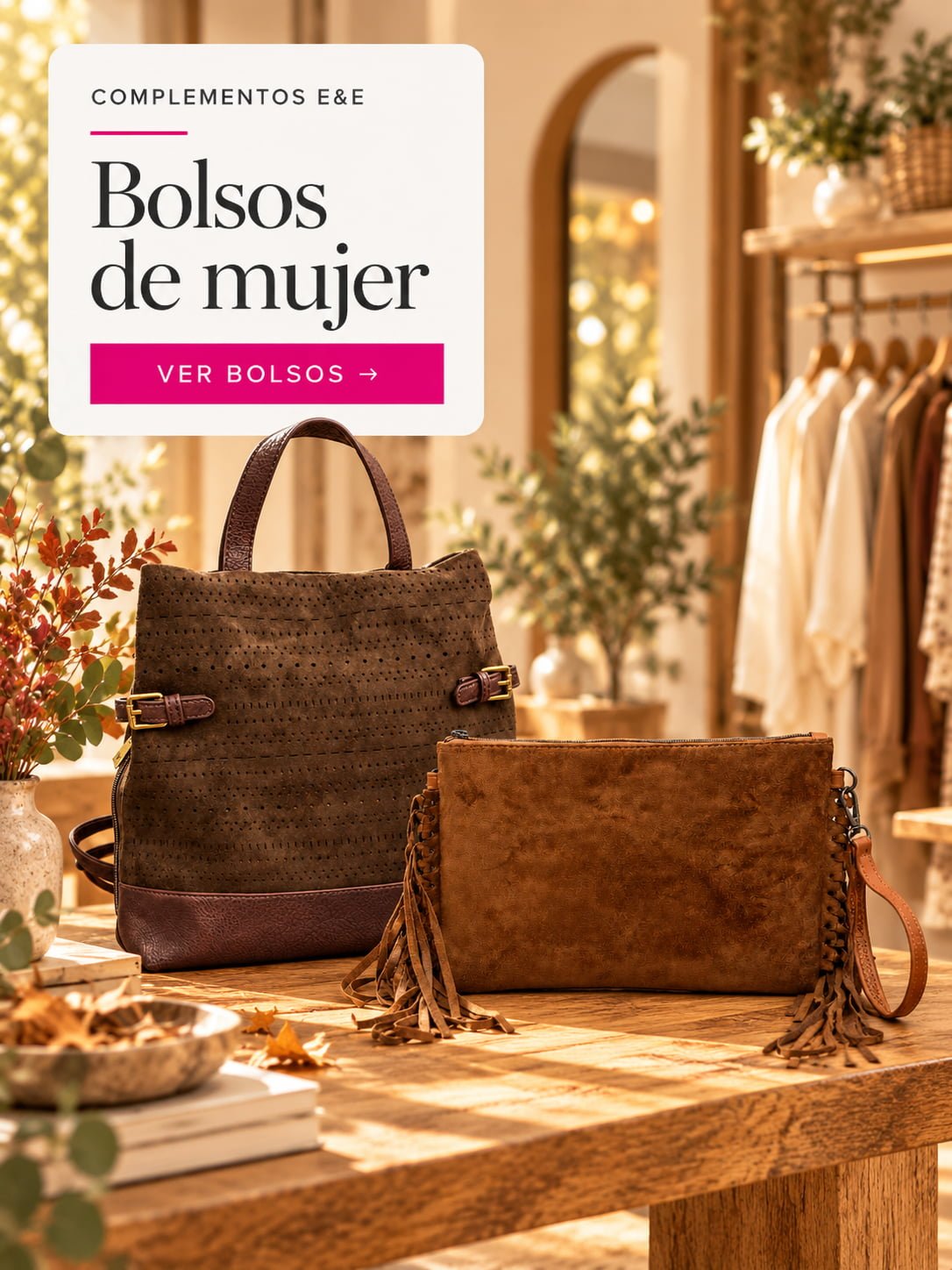 Bolsos de mujer en tonos camel y marrón en boutique cálida de otoño