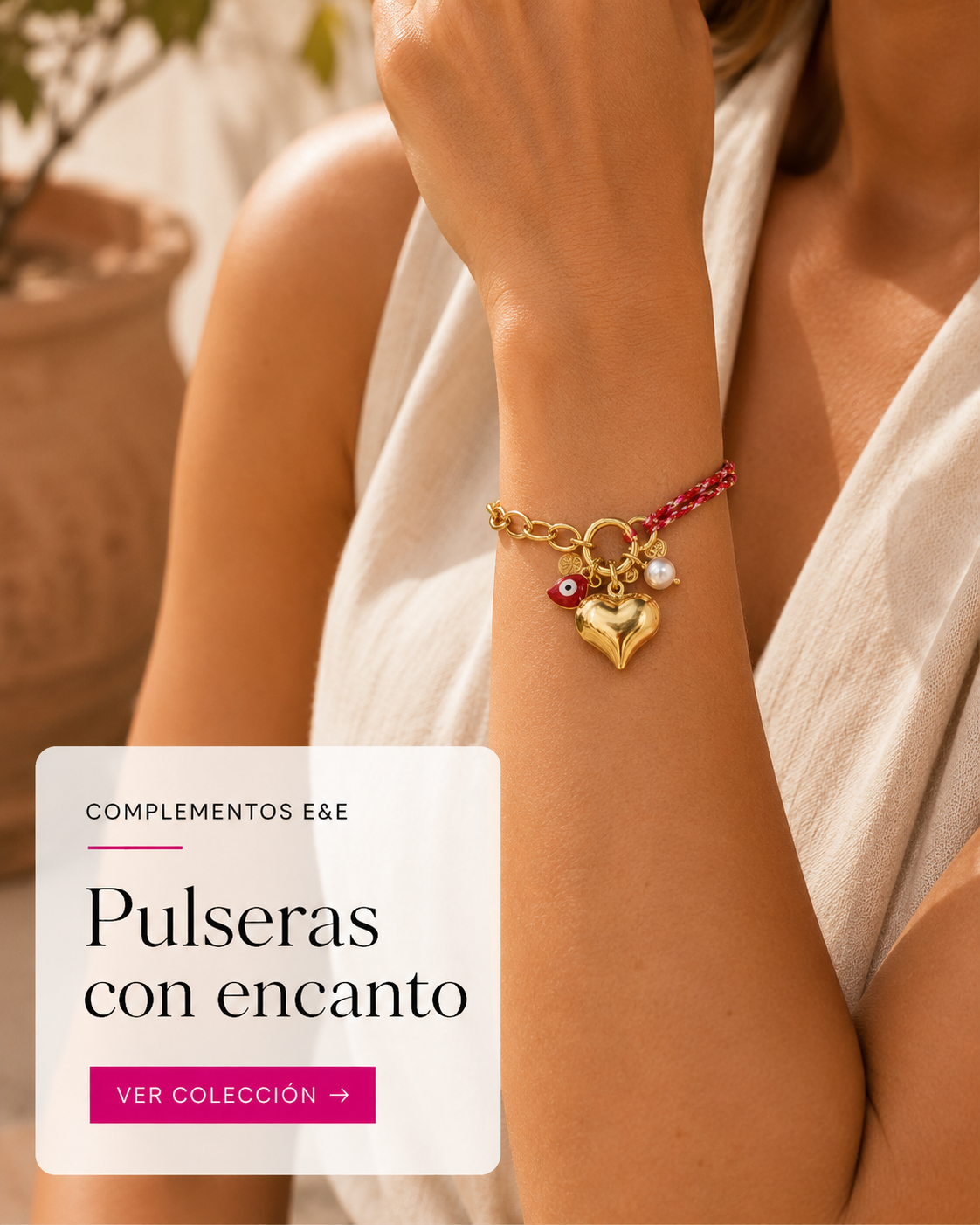 Pulsera dorada con cordón rosa y colgantes de corazón, ojo y perla