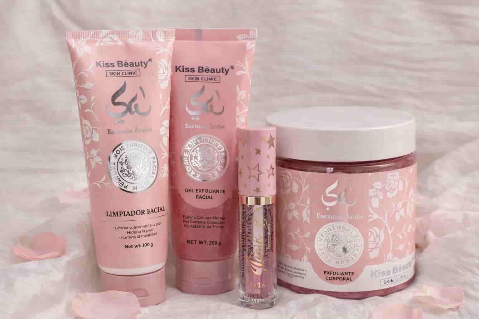 Pack de cosmética rosa para regalar a mamá con productos faciales y aceite labial, idea de autocuidado para el Día de la Madre