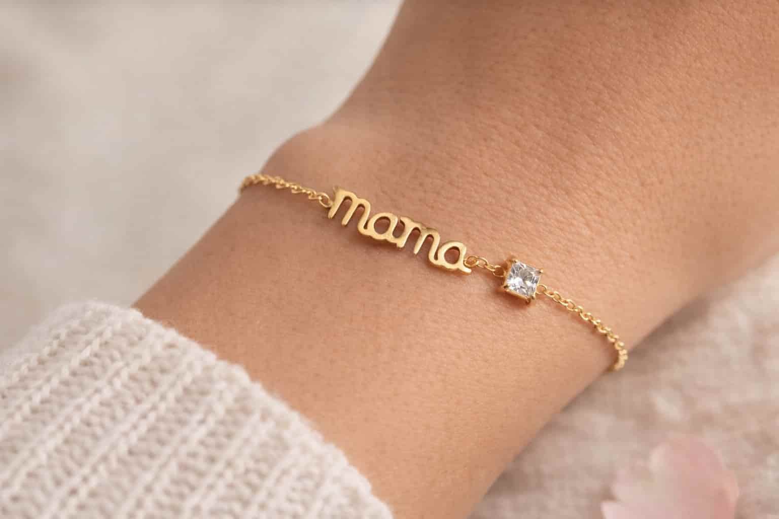 Pulsera dorada mamá con brillante puesta en muñeca, regalo elegante para el Día de la Madre