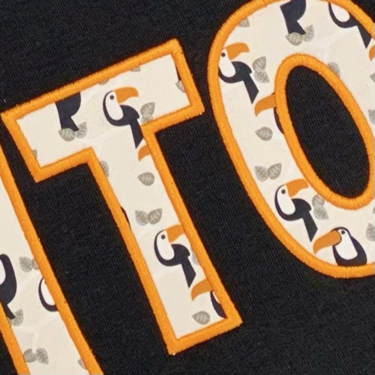 35-TUCANES BLANCO-NEGRO SUDADERA NEGRA.JPG