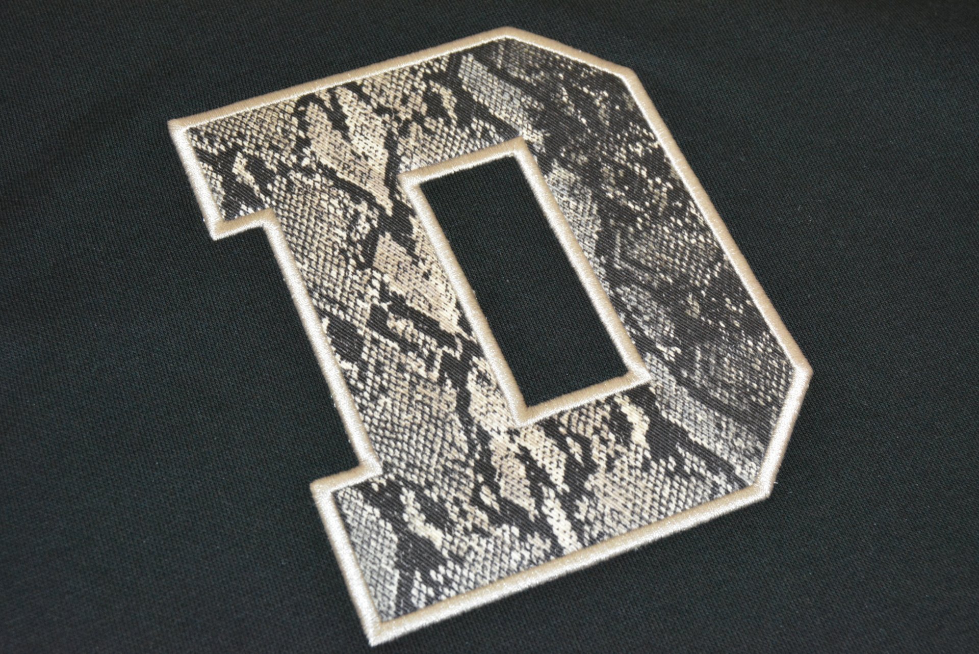 Piel de serpiente (sudadera negra borde camel) 