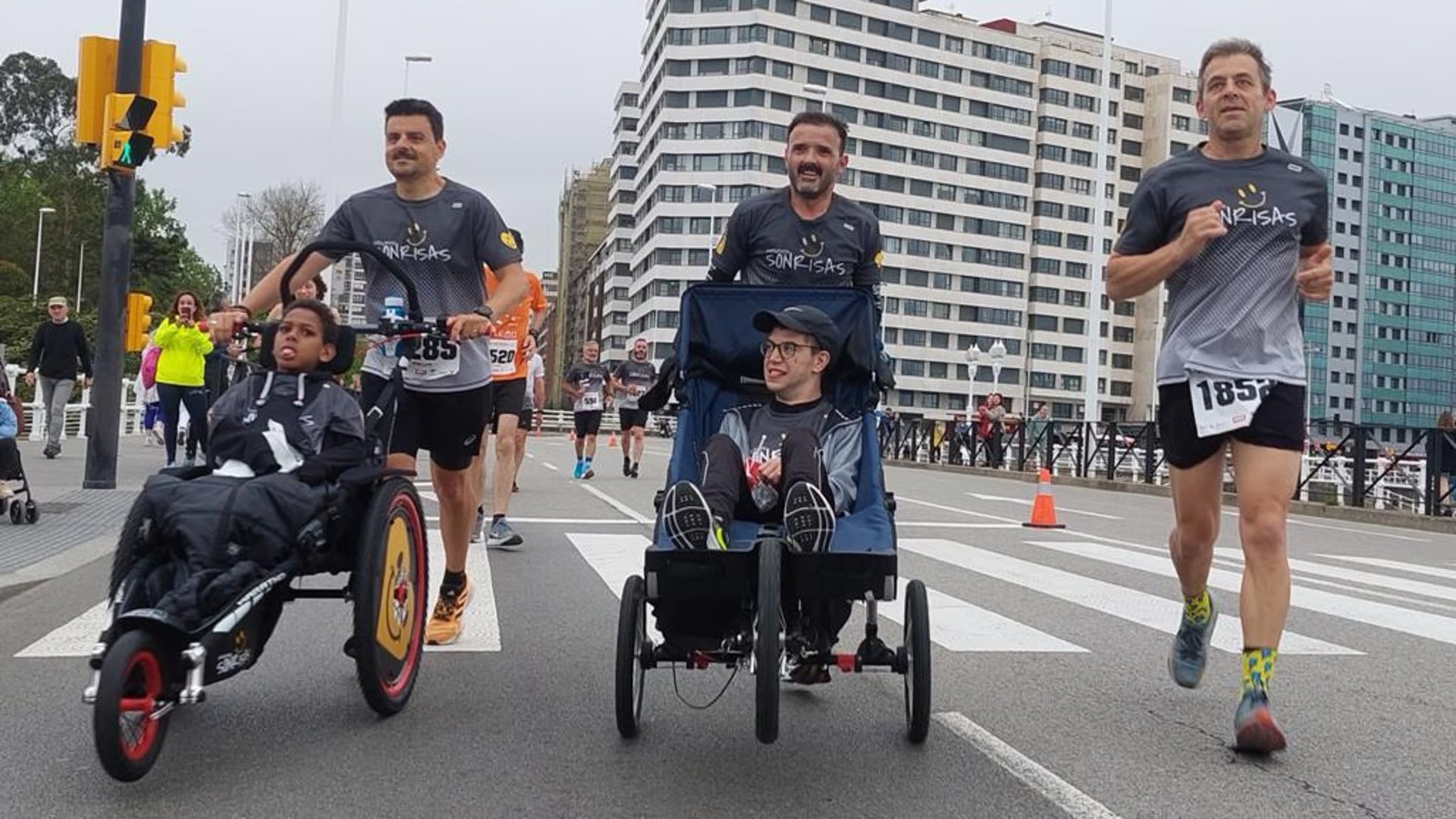 EMPUJANDO SONRISAS  FOTO.jpg