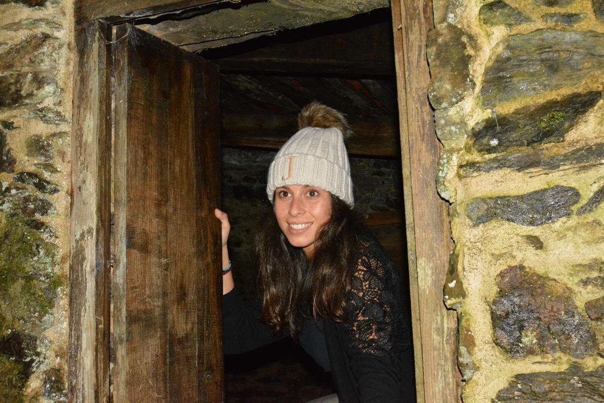 GORRO ADULTO CON POMPÓN DE PELO SINTÉTICO EXTRAIBLE COLOR BEIG DETALLE 2.jpg