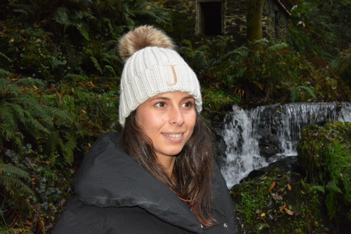 GORRO ADULTO CON POMPÓN DE PELO SINTÉTICO EXTRAIBLE COLOR BEIG DETALLE 3.jpg